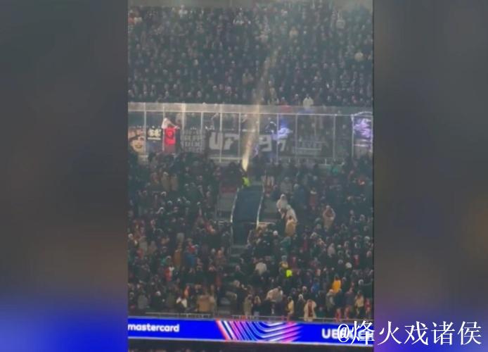 科贝记者:法兰克福球迷往巴萨球迷区投掷杂物甚 科贝记者:法兰克福球迷往巴萨球迷区投掷杂物甚