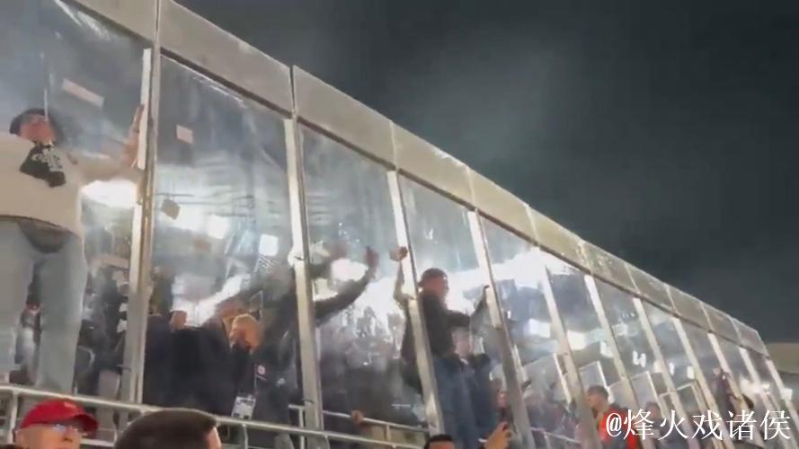 科贝记者:法兰克福球迷往巴萨球迷区投掷杂物甚 科贝记者:法兰克福球迷往巴萨球迷区投掷杂物甚